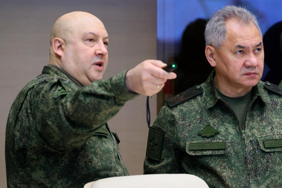 2022年12 月17日，俄羅斯防長蕭依古（右）與將軍蘇洛維金（左）。美聯社