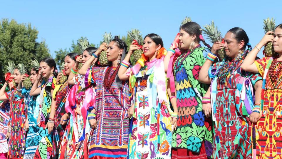 Flor de Piña por el Ballet Folklórico El Valle de Santa Helena durante la “Vive la Guelaguetza 2023” en Madera.