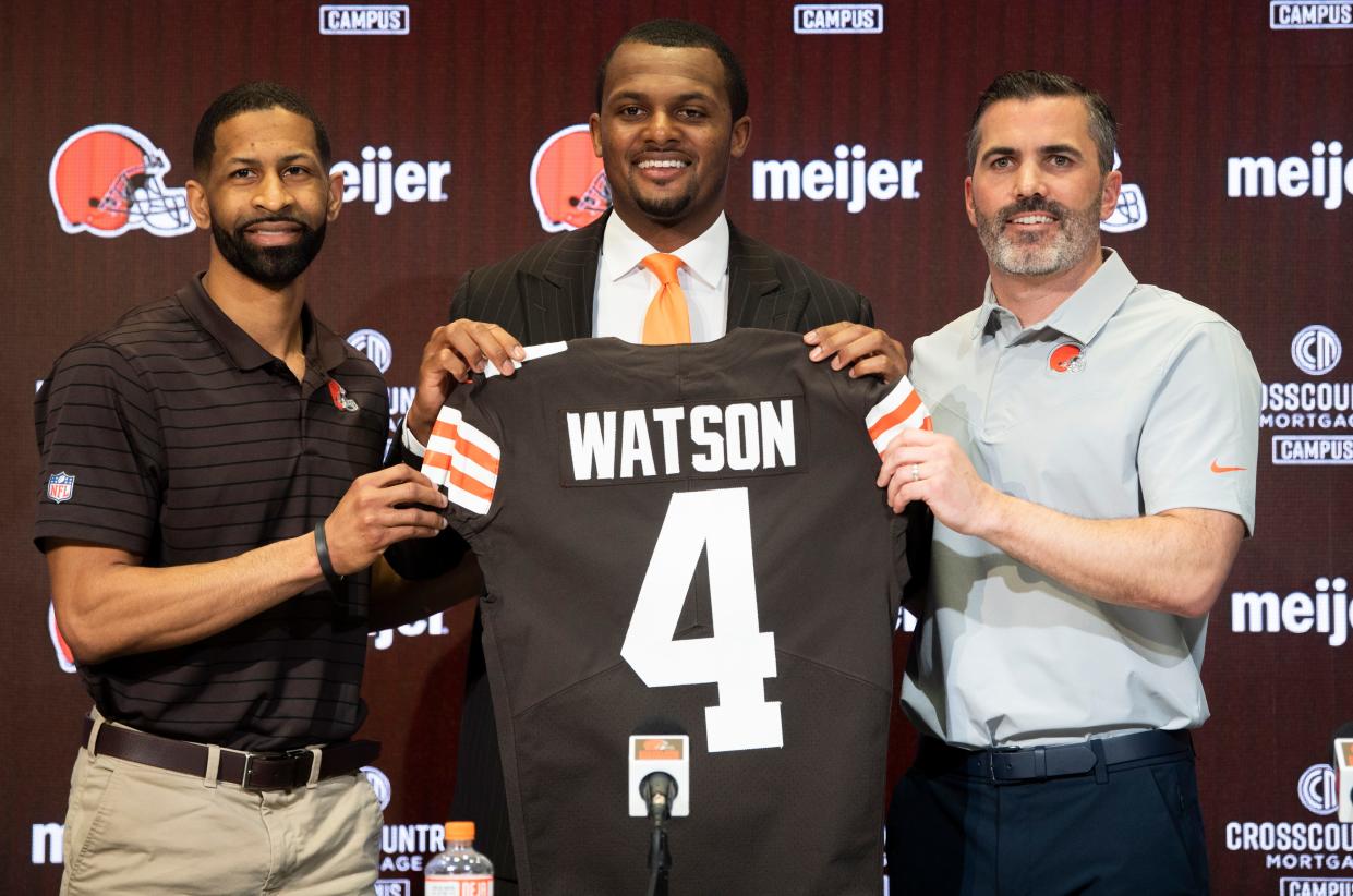 Mar 25, 2022; Berea, OH, USA;  Cleveland Browns quarterback Deshaun Watson poses for a photo with general manager Andrew Berry, left and head coach Kevin Stefanski, right during a press conference at the CrossCountry Mortgage Campus. Mandatory Credit: Ken Blaze-USA TODAY Sports ORG XMIT: IMAGN-485978 ORIG FILE ID:  20220325_kab_bk4_011.JPG