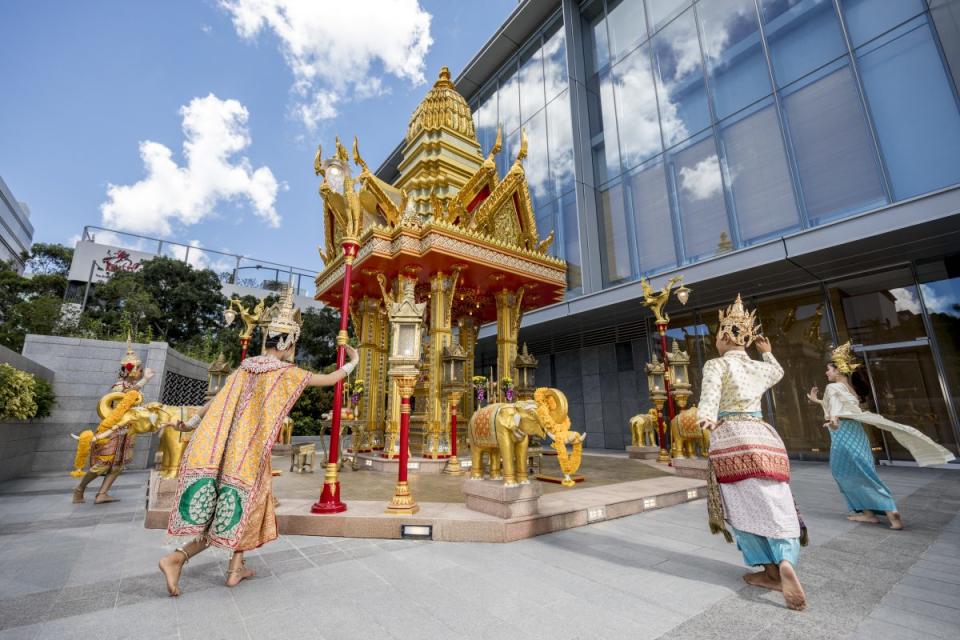 
以往每日都有泰國的舞蹈員進行傳統敬佛舞蹈儀式，但由於疫情關係，現在儀式已暫停安排。