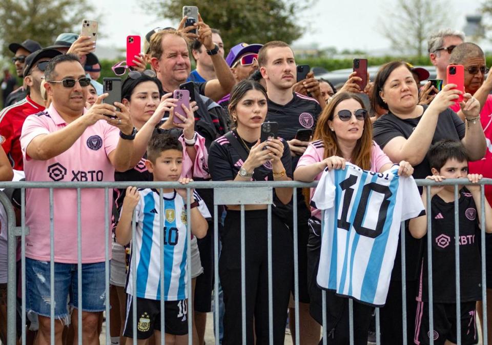 Un grupo de fanáticos del Inter Miami esperan por la llegada de los jugadores antes del partido ante Orlando City, el 2 de marzo de 2024 en el Chase Stadium en Fort Lauderdale, Florida.