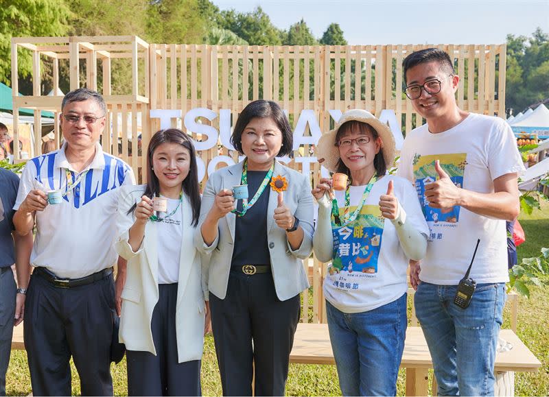 由左至右為農業處處長魏勝德、立委張嘉郡、縣長張麗善、副縣長謝淑亞、果俐文創執行長陳郁涵。