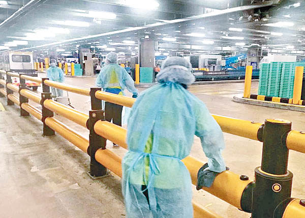 衞生署人員到機場初步確診者工作的範圍消毒。