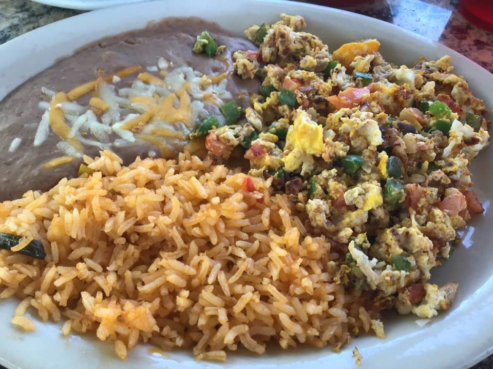 Mexico Mi Amor Hotel ofrece Huevos a la Mexicana como almuerzo especial.  Son huevos revueltos mezclados con cebollas, tomates y jalapeños frescos en escabeche, servidos con arroz y frijoles.  Janet Patton/jpatton1@herald-leader.com