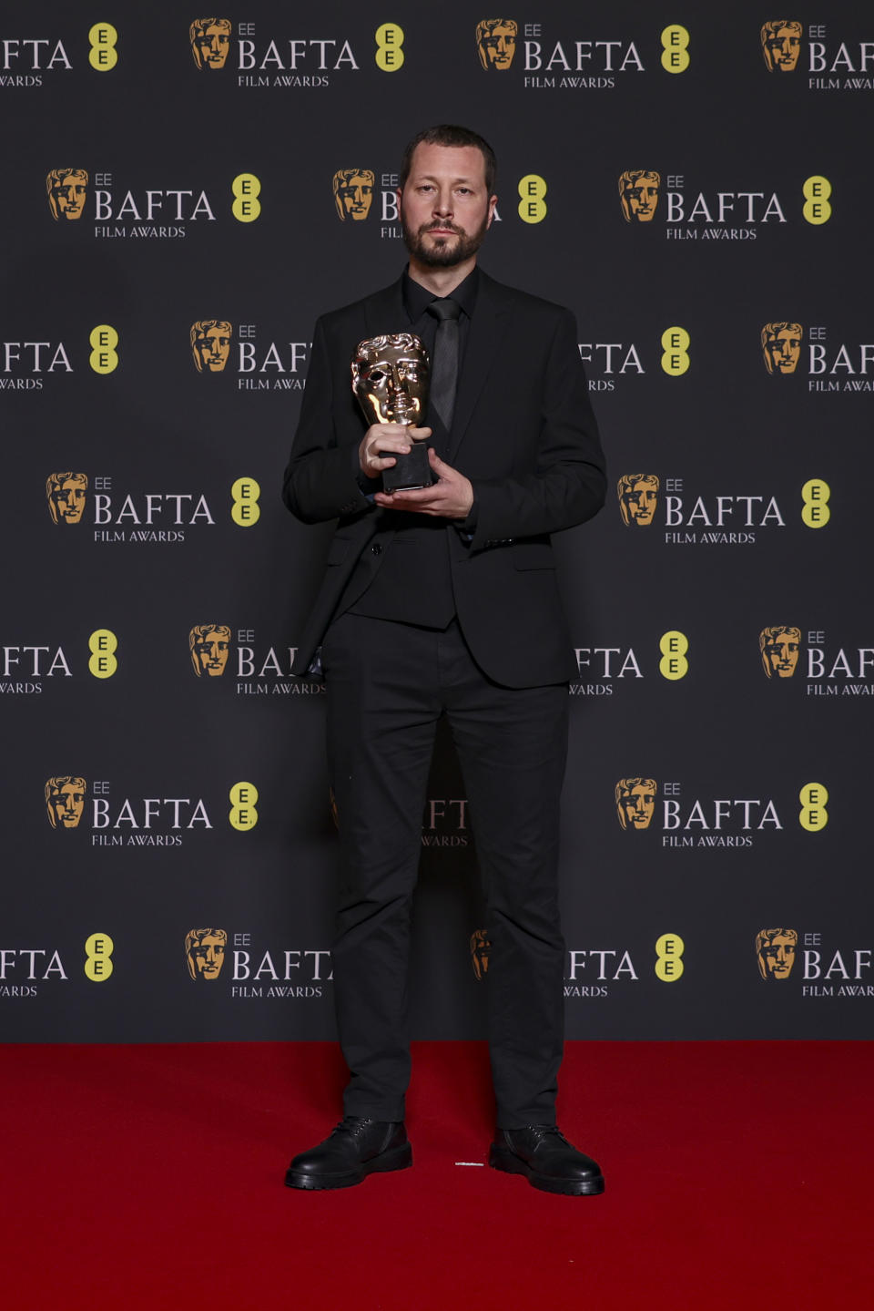 El director, productor y periodista de The Associated Press Mstyslav Chernov, ganador del premio a mejor documental por '20 Days in Mariupol', posa en la 77a entrega de los Premios de la Academia Británica de Cine (BAFTA) en Londres el domingo 18 de febrero de 2024. (Foto Vianney Le Caer/Invision/AP)