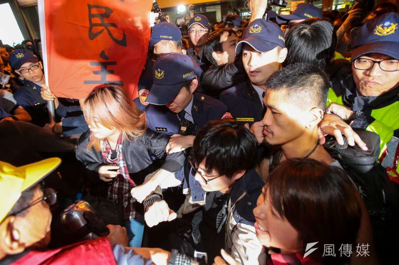 20171223-勞團23日舉行「反對勞基法修惡大遊行」，晚間散場後部分學生不願離去，並採取街頭游擊戰方式步行佔領北市車道表達抗議，最後於台北車站東三門前與警方發生對峙推擠。（顏麟宇攝）