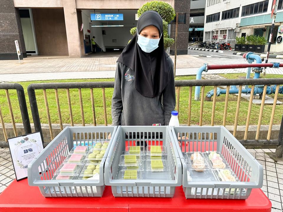 Find the stalls by the roadside for a quick pick-me-up for the day; this is the stall at Damansara Heights, in front of the CIMB Bank Plaza Damansara.