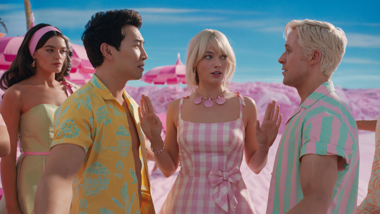  Ryan Gosling as Ken, Simu Liu as Ken and Margot Robbie as Barbie in Barbie. 