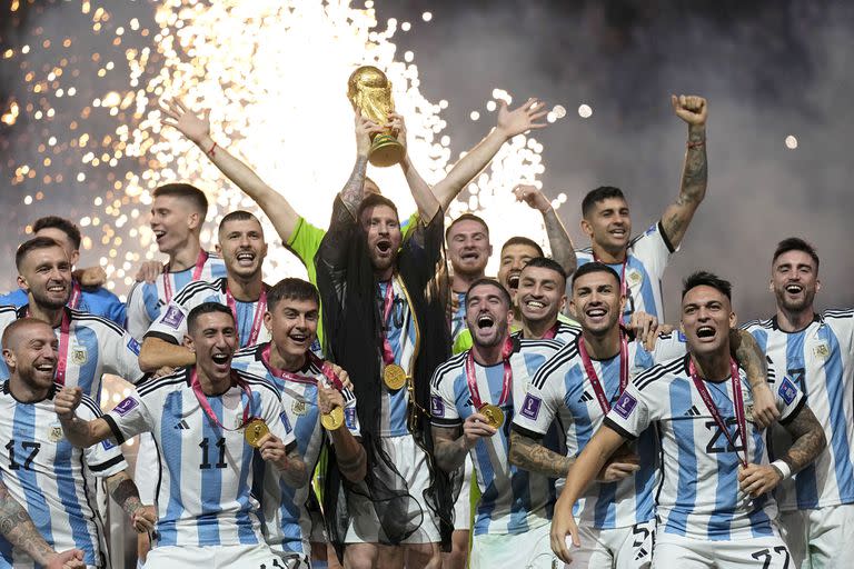 Ese momento mágico y largamente esperado: Messi con la copa