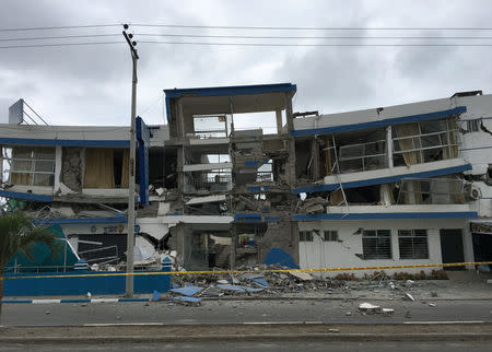 A destroyed hotel is seen after a 5.8-magnitude earthquake shook Ecuador's Pacific coast early on Monday, in Atacames, Ecuador, December 19, 2016. REUTERS/Ricardo Landeta