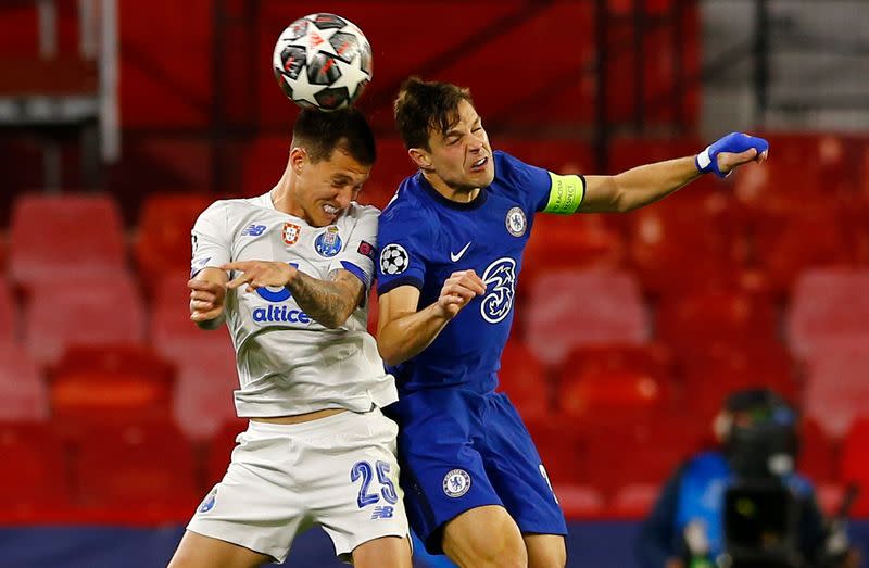 Los jugadores Otavio del Porto y Cesar Azpilicueta del Chesea saltan a disputar un balón en la llave de cuartos de final de Champions