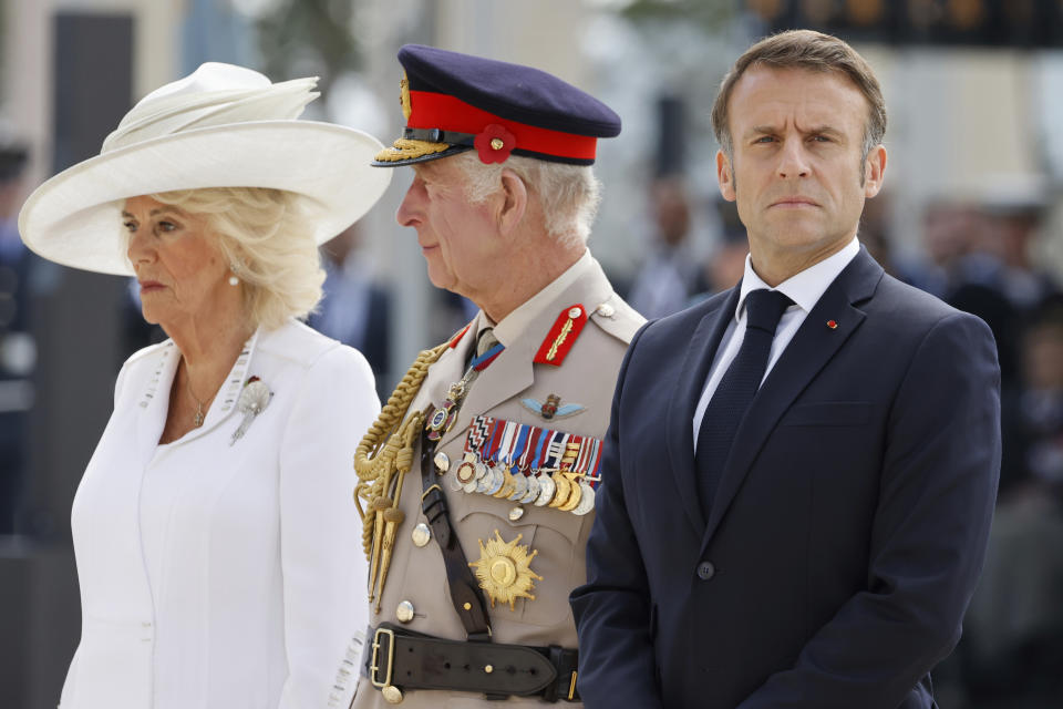 El presidente de Francia, Emmanuel Macron, el rey de Inglaterra, Carlos III, y la reina Camilla asisten a una ceremonia por el 80vo aniversario del desembarco aliado en Normandía en la II Guerra Mundial. (Ludovic Marin/Pool via AP)