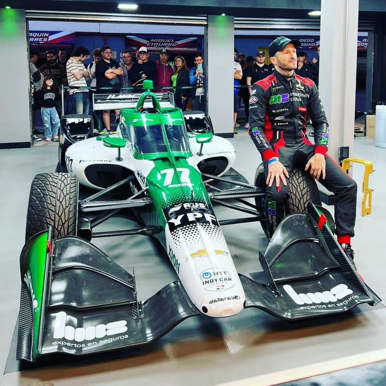 Agustín Canapino con el auto del Juncos Hollinger Racing en los boxes del autódromo Oscar y Juan Gálvez, de Buenos Aires; el sueño de correr en IndyCar se convirtió en realidad