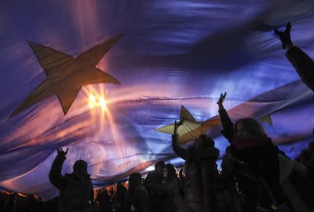 Students attend a rally in support of EU integration in Kiev in this November 26, 2013 file photo. REUTERS/Valentyn Ogirenko/Files