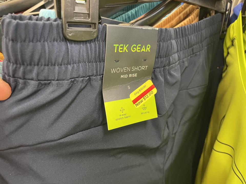 Hindi namin nais na mag-ehersisyo sa mga pantalon na ito -- medyo magasgas ang mga ito sa pagpindot. Iyon ay malamang na nagpapaliwanag kung bakit sila ay nakaupo pa rin sa rack sa 60% off.