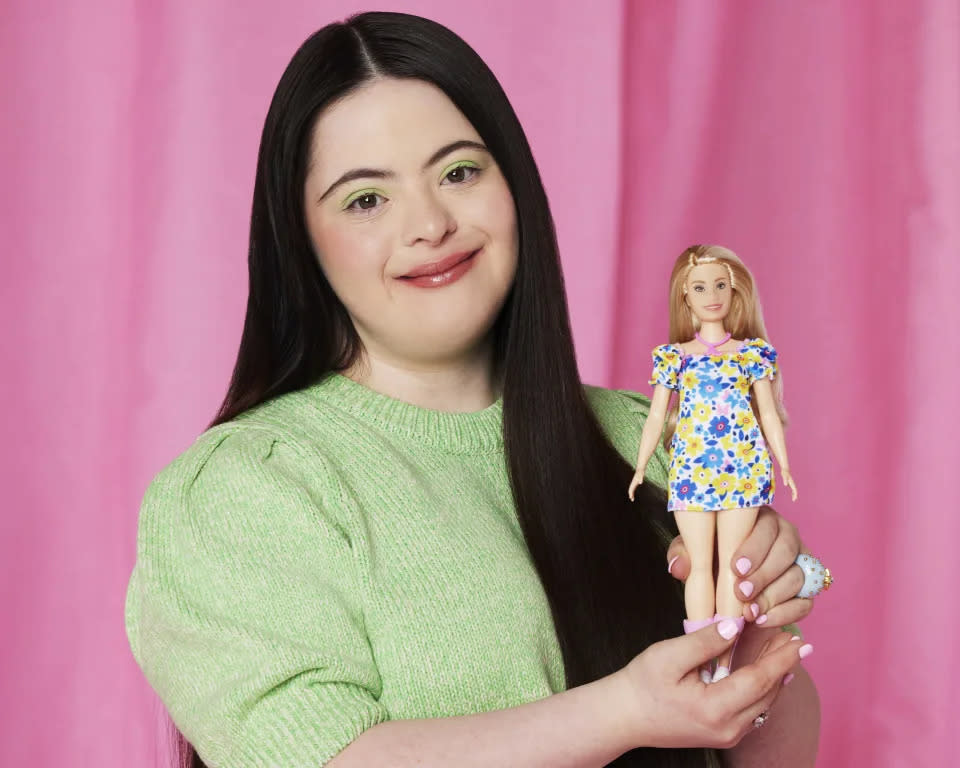 Das britische Model Ellie Goldstein mit Barbies erster Puppe mit Down-Syndrom. (Mattel)