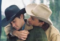 Küss mich, Cowboy! Jake Gyllenhaal (links) und Heath Ledger zeigten in Ang Lees Oscarerfolg "Brokeback Mountain" (2005), was Männerliebe wörtlich bedeutet. Ein großer Tabubruch und ein großes, ergreifendes Drama. (Bild: Tobis)