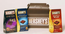 <p>Hershey's es uno de los mayores fabricantes de chocolate del mundo y también de los más antiguos. La compañía, que está detrás de marcas como M&M's o Kit Kat, fue fundada en 1894 por un pastelero llamado Milton S. Hershey en Filadelfia, donde antes regentaba una tienda de dulces. (Foto: Matthew West / MediaNews Group / Boston Herald / Getty Images).</p> 