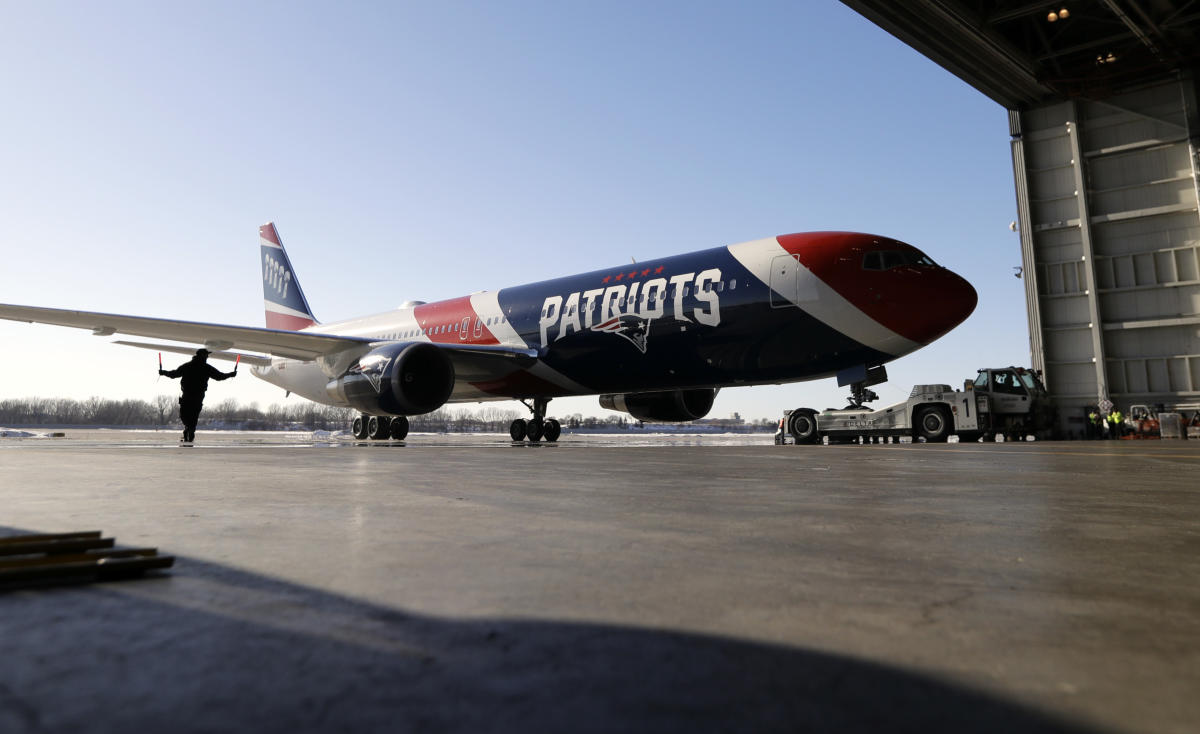 Navy Midshipmen take New England Patriots' plane for Liberty Bowl