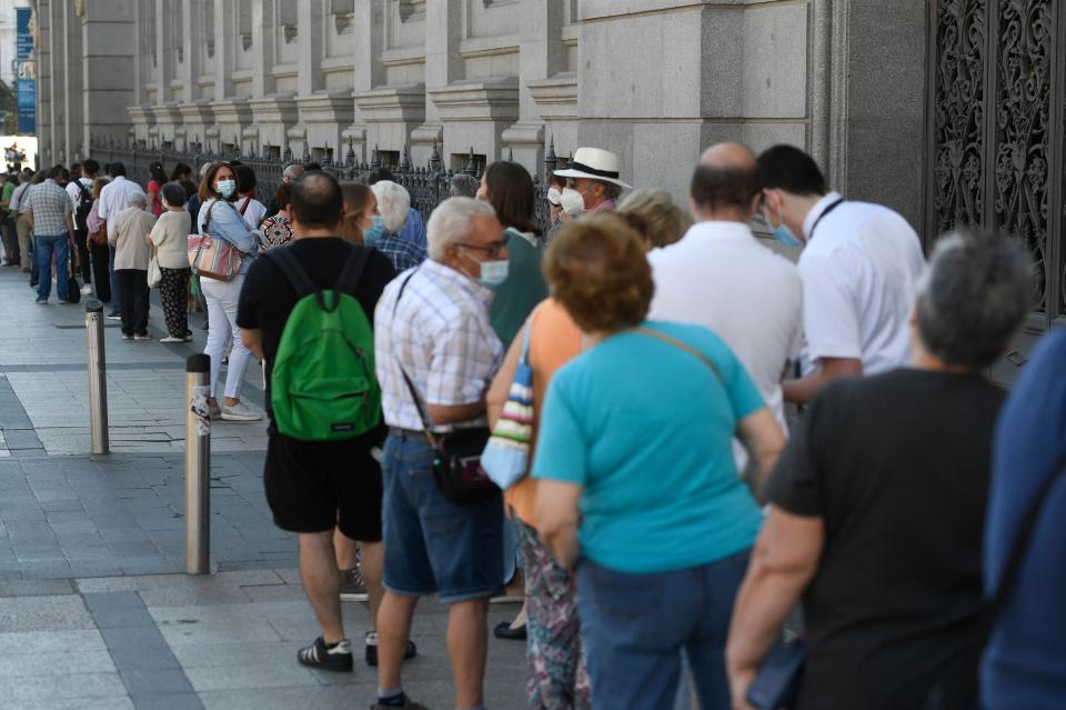 <p>En la imagen, un grupo de personas hace cola en la sede del Banco de España de Madrid para cambiar pesetas por euros. (Foto: Pierre-Philippe Marcou / AFP / Getty Images).</p> 