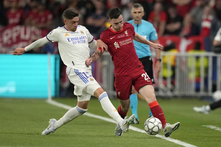 Federico Valverde, de Real Madrid, busca frenar el avance del lateral Andrew Robertson en la final de la Champions League