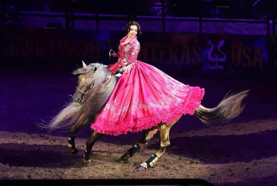 Ángela Aguilar durante su participación en Jaripeo Sin Fronteras Tour 2022 en el Crypto.com Arena.