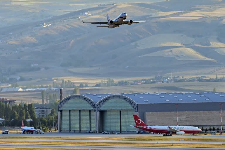 Desde el aeropuerto de Ankara despega el avión ruso, supuestamente con los prisioneros entregados a Moscú. (AP)