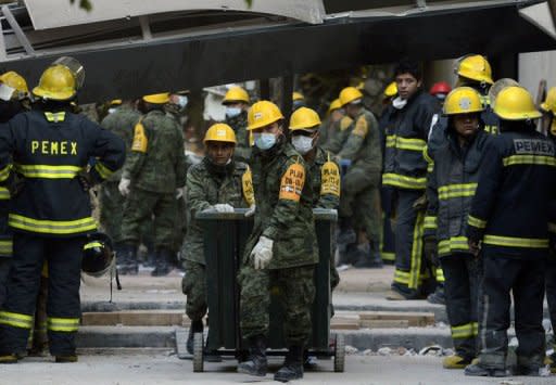 La causa de la explosión en la sede central de la petrolera estatal Pemex, que dejó hasta el momento un saldo de 33 muertos y 121 heridos, continuaba siendo un misterio en la tarde del viernes, cuando el gobierno dijo que no descarta ninguna posibilidad, incluída la de un atentado. (AFP | Alfredo Estrella)