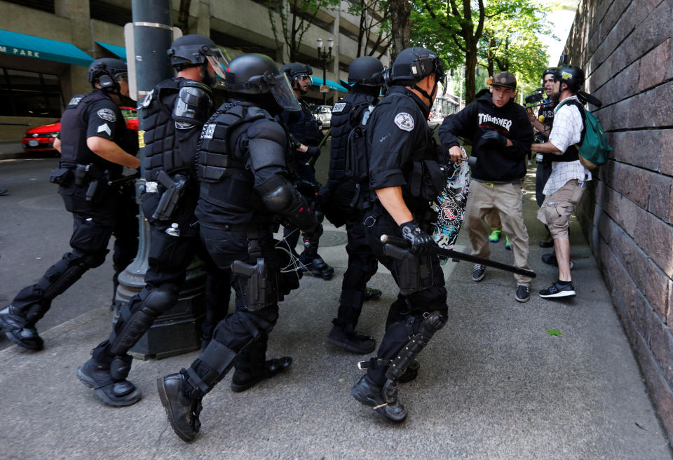 <p>Police charge counterprotesters during a rally by the Patriot Prayer group in Portland, Ore., Aug. 4, 2018. (Photo: Bob Strong/Reuters) </p>