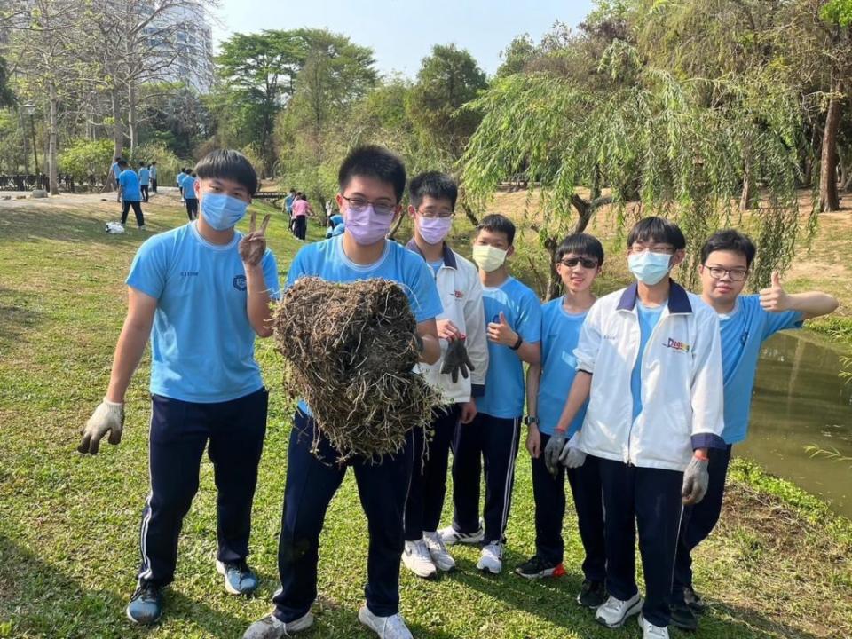 德光學生賣力移除巴克禮公園的外來種植物。 （記者施春瑛攝）