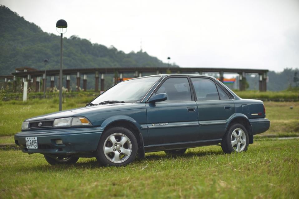 Corolla-03 車側前後兩個明顯的原廠銘牌