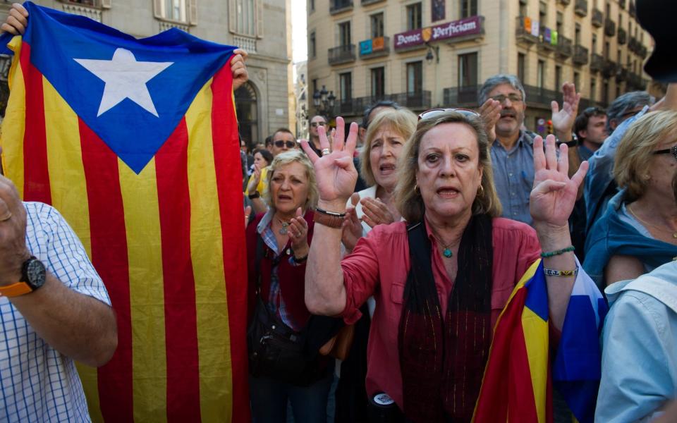 People gather to stage a protest against the arrest of two Catalan separatist leaders in Barcelona on October 17, 2017 - Anadolu