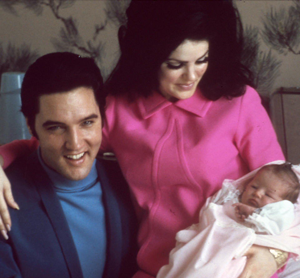 Elvis Presley, Priscilla y Lisa Marie cuando solo tenía cuatro días de vida el 5 de febrero de 1968. (Foto de Michael Ochs Archives/Getty Images)