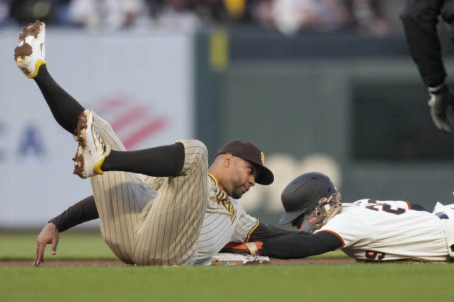 Padres end Giants' win streak with 10-run uprising