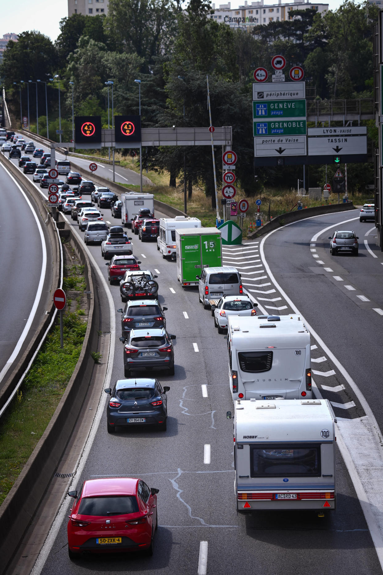 Vacances d’hiver : Bison Futé donne ses prévisions et conseils pour ce premier week-end de chassé-croisé (Photo d’illustration d’un embouteillage sur une autoroute près de Lyon) 