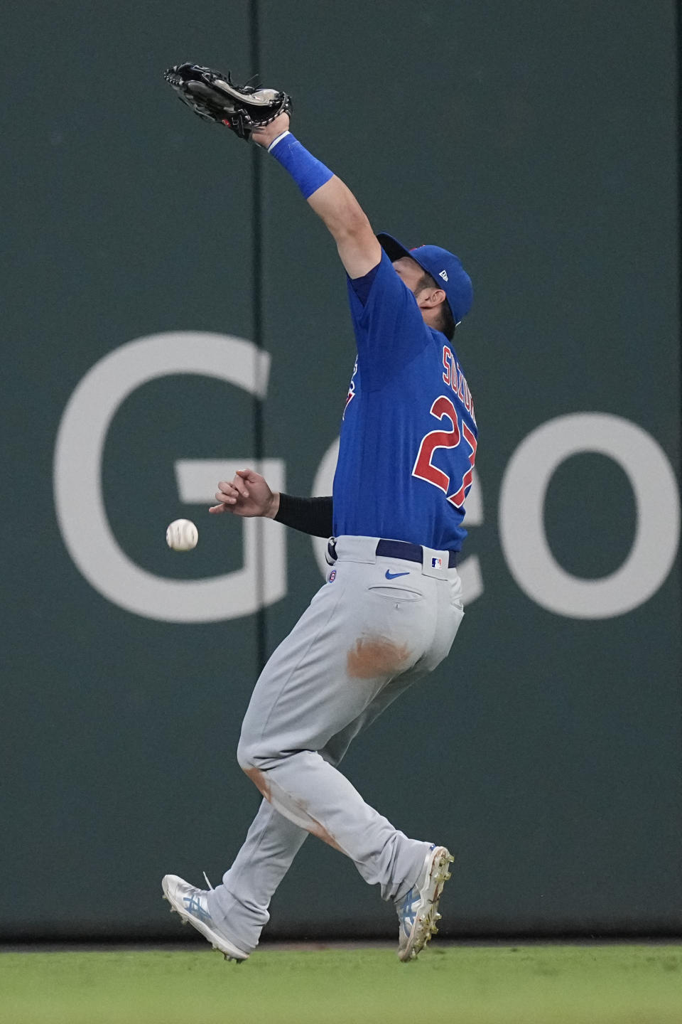 Chicago Cubs right fielder Seiya Suzuki misplays a fly ball from Atlanta Braves' Sean Murphy allowing two runs to score in the eighth inning of a baseball game, Tuesday, Sept. 26, 2023, in Atlanta. Suzuki was charged with an error. (AP Photo/John Bazemore)