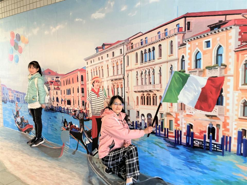 金龍國小國際文教中心設計義大利風情櫥窗讓親子拍照打卡，感受中世紀義式風情。   圖：新北市教育局提供