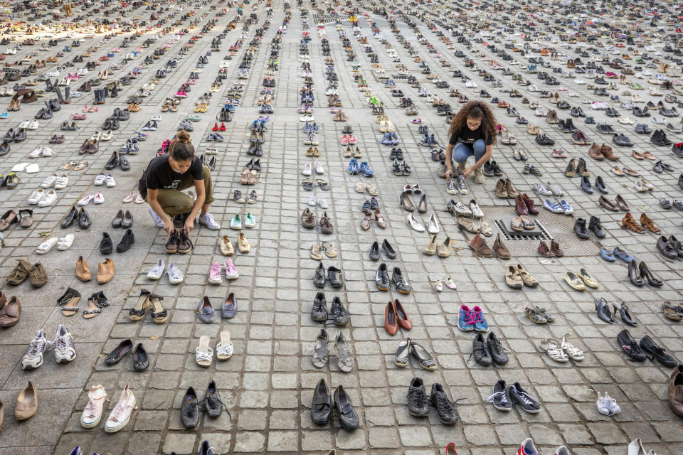 <p>Vor dem Europäischen Parlament in Brüssel haben Aktivistinnen der gemeinnützigen Organisation Avaaz 4.500 Paar Schuhe aufgereiht. Jedes Paar symbolisiert dabei den Verlust eines Menschen im Gaza-Konflikt in den vergangenen zehn Jahren. Seit Anfang April 2018 eskaliert der Konflikt an der Grenze zwischen Israel und dem Gazastreifen erneut. Mehr als 60 Tote sollen die jüngsten Auseinandersetzungen bereits gefordert haben. (Bild: Olivier Matthys/AP Photo for Avaaz) </p>