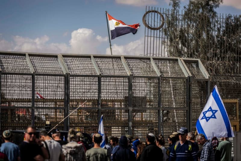Israeli right-wing activists block the Nitzana Border Crossing between Israel and Egypt to prevent trucks with aid from entering the Gaza Strip. Ilia Yefimovich/dpa