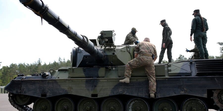 Ukrainian military personnel undergo training on Leopard tanks