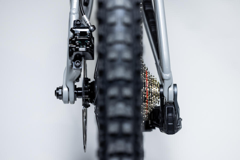 Devinci E-Troy Lite, rear axle