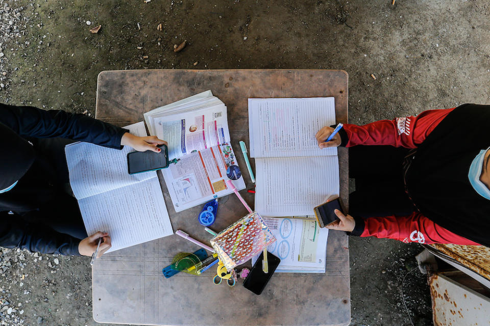 Technology experts and a teacher’s association that Malay Mail spoke to were roundly critical of the move to issue low-specification devices to students. — Picture by Sayuti Zainudin