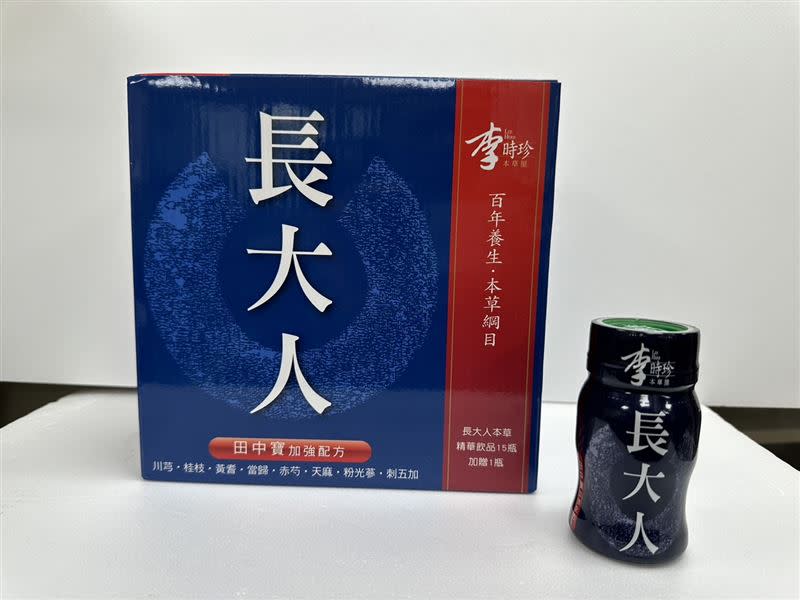 陳怡君送「轉大人」飲品給蔣萬安。（圖／陳怡君議員提供）