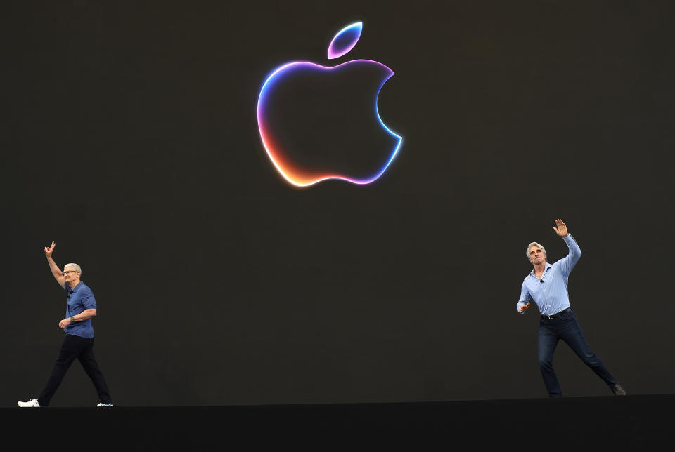 CUPERTINO, CALIFORNIA - 10 DE JUNIO: El director ejecutivo de Apple, Tim Cook (izq.), y el vicepresidente sénior de ingeniería de software de Apple, Craig Federighi, saludan a los asistentes al inicio de la Conferencia Mundial de Desarrolladores de Apple (WWDC, por sus siglas en inglés) el 10 de junio de 2024 en Cupertino, California. Apple anunciará planes para incorporar inteligencia artificial (IA) en el software y hardware de Apple. (Foto de Justin Sullivan/Getty Images)