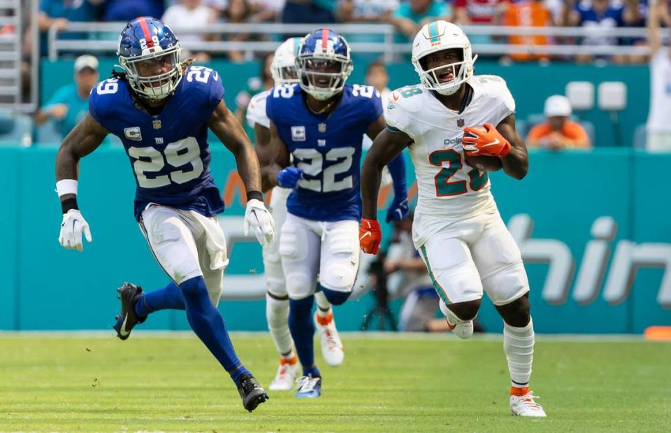 El running back de los Dolphins De’Von Achane corre con el ovoide en el partido ante los Giants de Nueva York, celebrado el 8 de octubre de 2023 en el Hard Rock Stadium en Miami Gardens, Florida. MATIAS J. OCNER/mocner@miamiherald.com