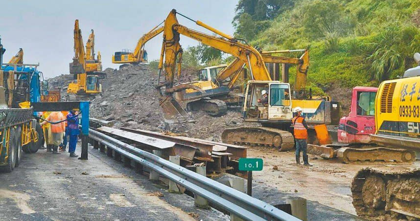 國道1號南下汐止交流道邊坡坍方，相關單位出動機具搶修，部分路段只能先封閉。聯外交通相當依賴國道的基隆市，這幾天大受衝擊，許多通勤族每天上下班都塞爆。（圖/中央社）