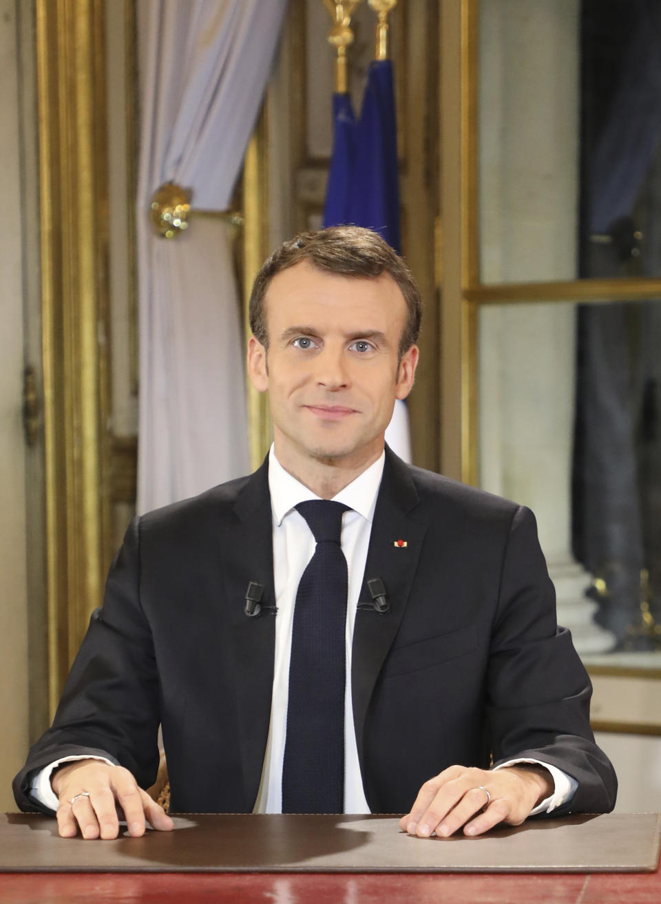 El presidente francés Emmanuel Macron mira a la cámara antes de pronunciar un discurso a la nación con motivo de las recientes protestas, en el Palacio del Elíseo, en París, el 10 de diciembre del 2018. (Ludovic Marin/Pool Foto vía AP)