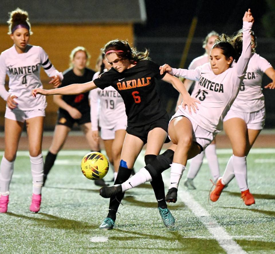 Oakdale’s Kyndra Obermeyer (6) battles Manteca’s Jaylyn Ruiz during the Sac-Joaquin Section Division III semifinal game with Manteca in Oakdale, Calif., Friday, Feb. 16, 2024.