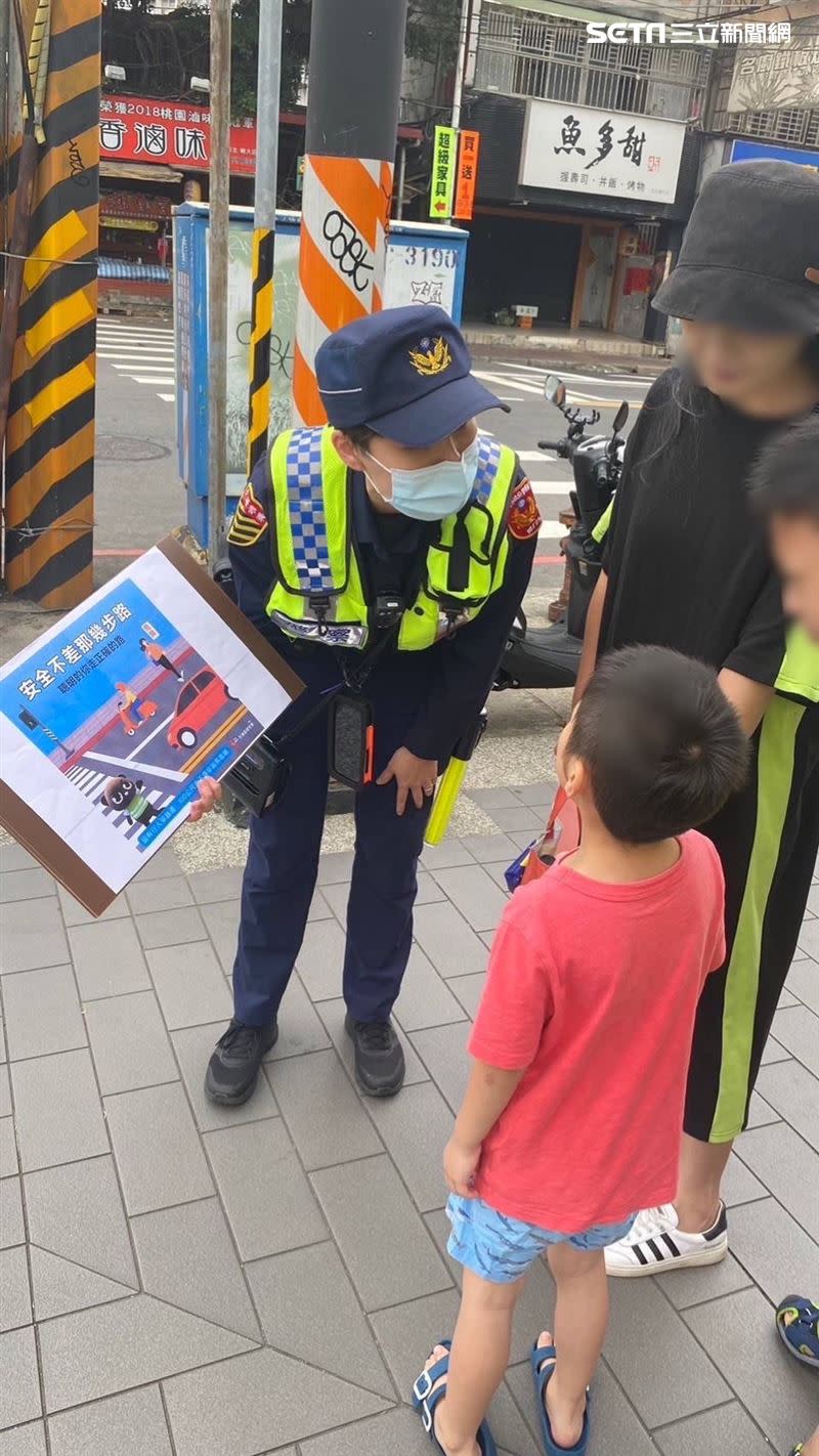 警方針對學童進行宣導。（圖／翻攝畫面）