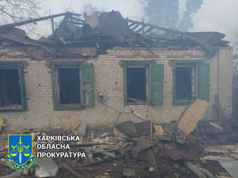 Casas dañadas en Kharvik tras un ataque ruso